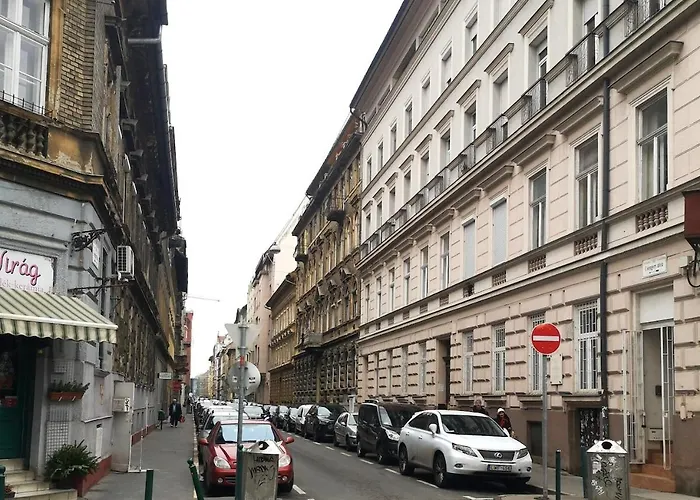 Nest Close To The Boulevard